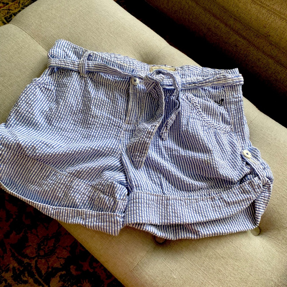 American Eagle sear sucker blue and white shorts w tie belt & pockets! size 4.